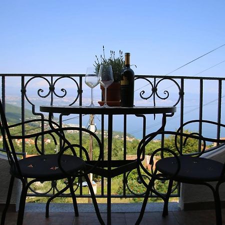 Appartement Apartman Tera à Dobreć Extérieur photo