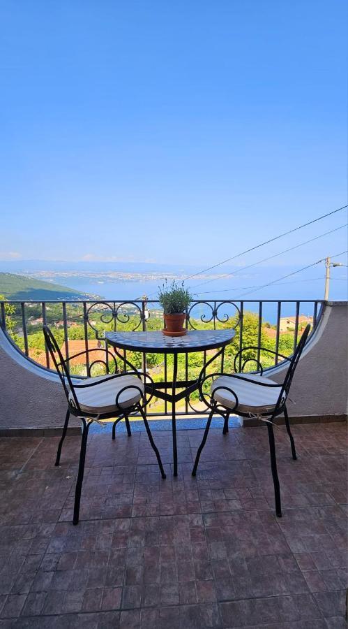 Appartement Apartman Tera à Dobreć Extérieur photo