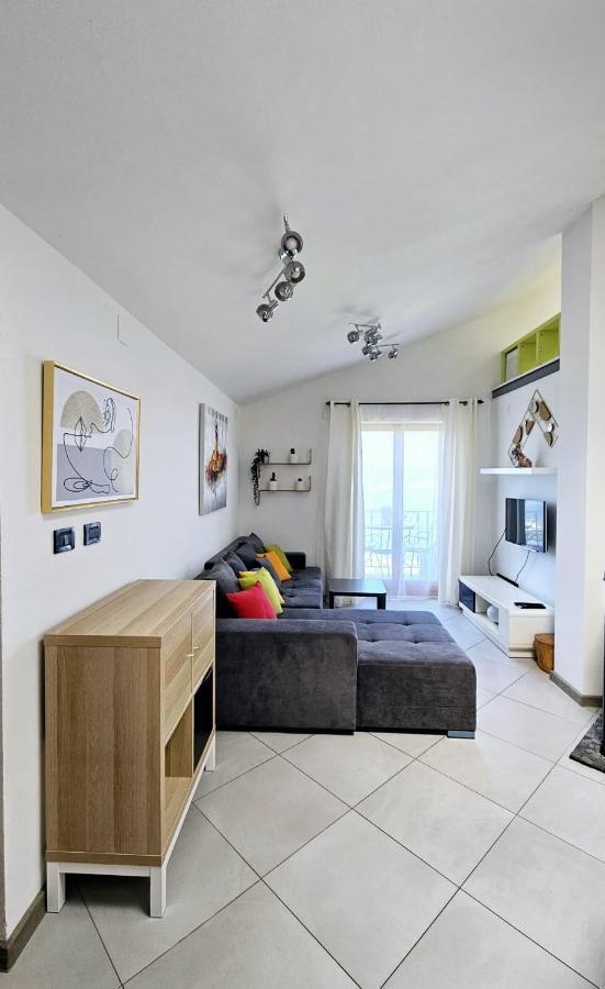 Appartement Apartman Tera à Dobreć Extérieur photo