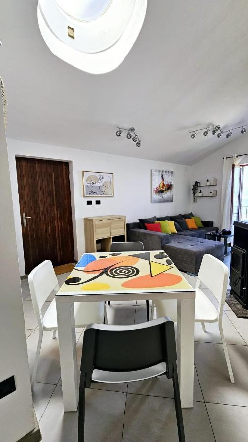 Appartement Apartman Tera à Dobreć Extérieur photo