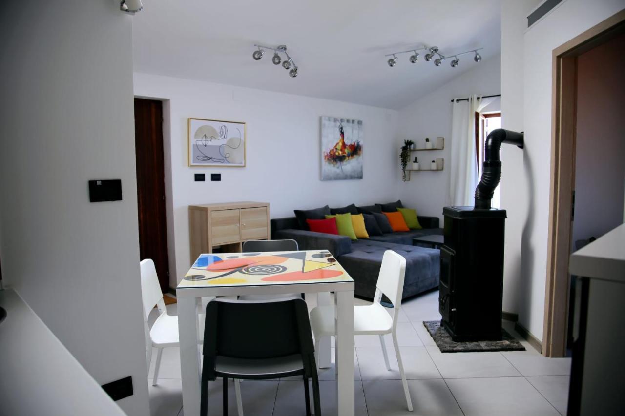 Appartement Apartman Tera à Dobreć Extérieur photo