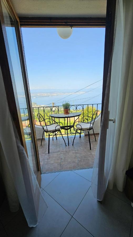 Appartement Apartman Tera à Dobreć Extérieur photo